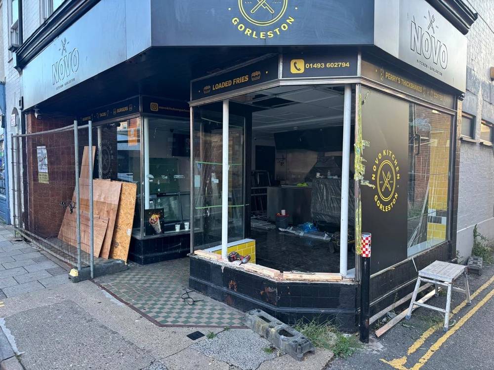 Damaged Novo Kitchen shopfront on Gorleston High Street before replacement commercial glazing and shop windows – Prostar Windows Great Yarmouth